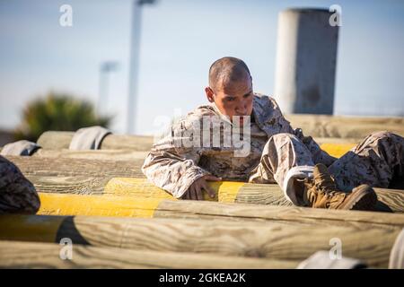 RCT. Jimmy Correa, une recrue de la Compagnie de l'Inde, 3e Bataillon d'entraînement de recrue, surmonte un obstacle lors du cours de confiance au Marine corps Recruit Depot, San Diego, 29 mars 2021. Les instructeurs de forage ont gardé une surveillance étroite pour s'assurer que les obstacles étaient exécutés correctement et en toute sécurité. Avila est de Los Angeles, CA et a été recruté à partir de RS San Diego. Banque D'Images