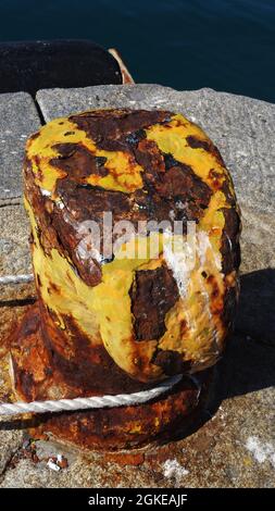 gros plan d'un « bollard » rouillé sur lequel les navires dans le port nouent les cordes. Porto Ferraio, Italie Banque D'Images