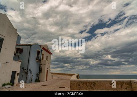 Termoli. Un aperçu de la vieille ville. Termoli est une ville italienne de 32 953 habitants dans la province de Campobasso à Molise. Termoli est situé le long Banque D'Images