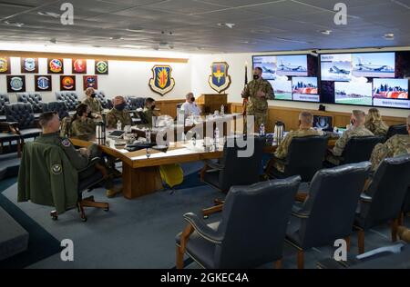 Matthew Leard, colonel de la US Air Force, 97e Escadre de la mobilité aérienne (AMW) commandant, briefings général Craig Wills, 19e commandant de la Force aérienne, et Sgt. Kristina L. Rogers, 19e chef de commandement de la Force aérienne], le 29 mars 2020, à la base aérienne d'Altus, en Oklahoma. Au cours du mémoire, Leard a fourni des mises à jour sur la 97e mission de la WMA et sur les réussites et les défis de l'installation au cours de la dernière année. Banque D'Images