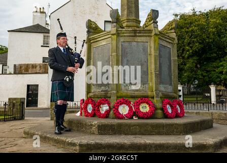 Un joueur de cornemuse joue des cornemuses au mémorial de la guerre commémore le jour de la St Valery où des soldats écossais ont été capturés au cours de la Seconde Guerre mondiale, à North Berwick, en Écosse, au Royaume-Uni Banque D'Images