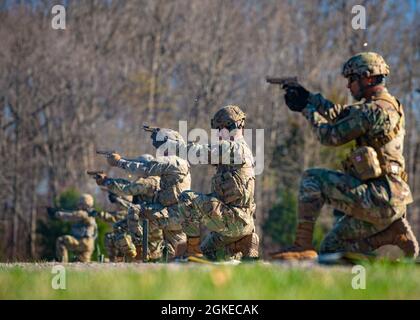 Les cartouches usagées volent en tant que Sgt. Ronald Roden de 1ère classe et d'autres concurrents ont donné le feu au pistolet semi-automatique M17 lors d'une séance de qualification au concours du meilleur guerrier de la première division de l'Armée de terre de 2021 à fort KNOX, Ky, le 29 mars 2021. Banque D'Images