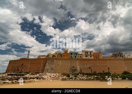 Termoli. Un aperçu de la vieille ville. Termoli est une ville italienne de 32 953 habitants dans la province de Campobasso à Molise. Termoli est situé le long Banque D'Images