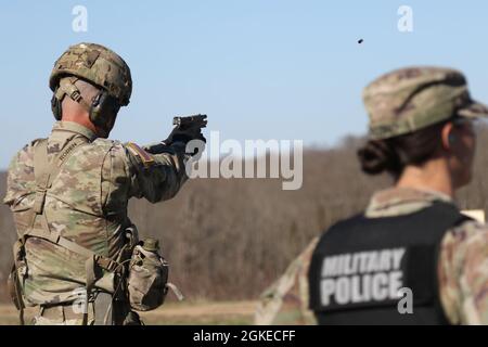 Sgt. 1ère classe Ronald Roden, observateur, entraîneur et entraîneur affecté à la 188ème Brigade d'infanterie, participe à la familiarisation M17 lors de la compétition Best Warrior 2021 à Lee Range à fort KNOX, Kentucky, mars 29. Banque D'Images