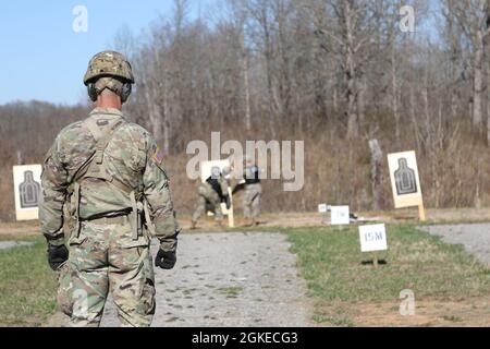 Sgt. 1ère classe Ronald Roden, observateur, entraîneur et entraîneur affecté à la 188ème Brigade d'infanterie, participe à la familiarisation M17 lors de la compétition Best Warrior 2021 à Lee Range à fort KNOX, Kentucky, mars 29. Banque D'Images