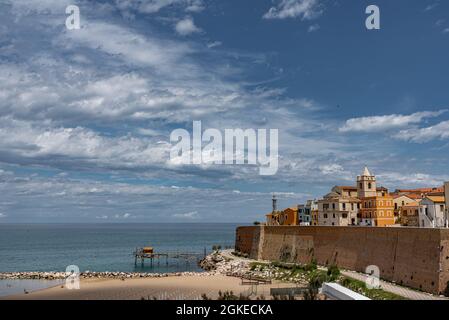 Termoli. Un aperçu de la vieille ville. Termoli est une ville italienne de 32 953 habitants dans la province de Campobasso à Molise. Termoli est situé le long Banque D'Images