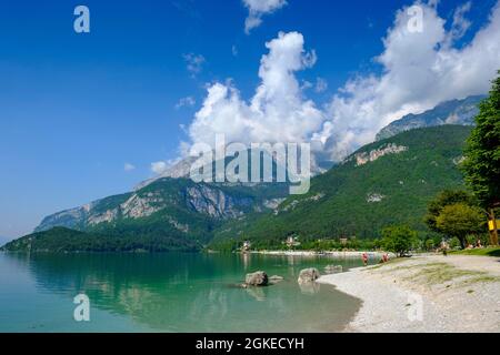 Molveno avec le lac Molveno, Brenta Group à l'arrière, Trentin, Italie Banque D'Images