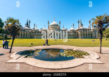 Étang aux nénuphars devant le Palais Royal Pavilion, Brighton, East Sussex, Angleterre, Royaume-Uni Banque D'Images