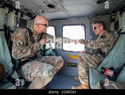 Bang. Le général Tim Donnellan, adjudant général adjoint de l'Idaho Air et commandant de la Garde nationale de l'Idaho Air, Et le colonel Shannon Smith, commandant de la 124e Escadre de chasseurs, bump Fists après leur rencontre avec le général Charles Q. Brown, Jr., le 22e chef d'état-major de la Force aérienne, à la base aérienne de Mountain Home, Mountain Home, Idaho, le 30 mars 2021. Les deux ont également observé Brown coin an Airman du 266e Escadron de rang, une unité géographiquement séparée de la Garde nationale aérienne de l'Idaho et une unité locataire de la MHAFB. Banque D'Images