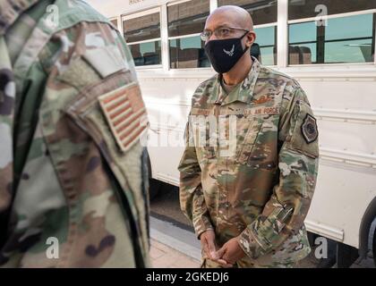 Le général Charles Q. Brown, Jr., le 22e chef d'état-major de la Force aérienne, est accueilli par des hauts dirigeants de la Garde nationale de l'Idaho lors d'une visite à la base aérienne de Mountain Home, Mountain Home, Idaho, le 30 mars 2021. Brown a rencontré l'équipe de direction pour écouter et discuter des problèmes émergents auxquels la Garde nationale aérienne de l'Idaho est confrontée. Banque D'Images
