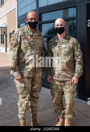 Le général Charles Q. Brown, Jr., le 22e chef d'état-major de la Force aérienne, pose avec le sergent d'état-major. Tucker B. Hite, un compagnon de systèmes radar au sol au 266e Escadron de rang, une unité locataire de la base aérienne de Mountain Home, lors de sa visite le 30 mars 2021. Les deux poses après Brown ont inventé Hite pour tout son travail avec la RANS. Banque D'Images