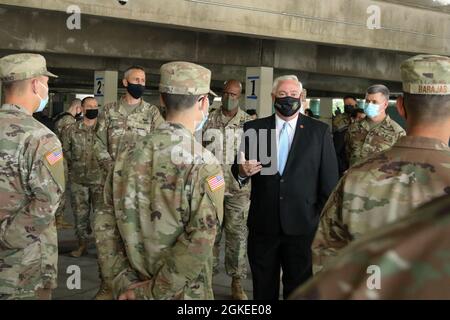 L'honorable Mario A. Guerra, aide civile du secrétaire de l'Armée de terre, a reçu une visite d'opérations sur le site de vaccination à l'Université d'État de Californie à Los Angeles, le 30 mars 2021. Guerra parle à un groupe de soldats et d'aviateurs après leur avoir attribué des pièces de défi en reconnaissance de leur dur labeur. Banque D'Images