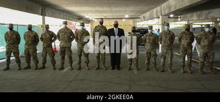 L'honorable Mario A. Guerra, aide civile au secrétaire de l'Armée, remet des pièces de remise en question à plusieurs soldats et aviateurs qui exploitent le site de vaccination de l'Université d'État de Californie à Los Angeles, le 30 mars 2021. Guerra a reçu une tournée des opérations avant d'accorder des pièces de monnaie aux troupes. Banque D'Images