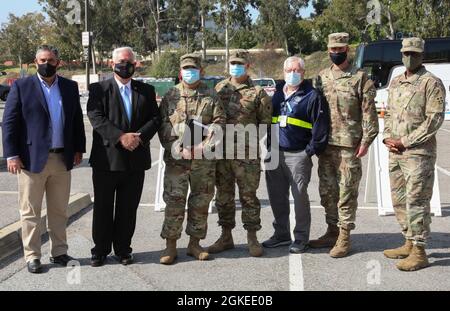 L'honorable Mario A. Guerra (deuxième à gauche), aide civile au secrétaire de l'Armée, a reçu une visite d'opérations sur le site de vaccination à l'Université d'État de Californie à Los Angeles, le 30 mars 2021. Guerra a rencontré des dirigeants militaires ainsi que des organismes fédéraux et d'État qui exploitent le site. Banque D'Images