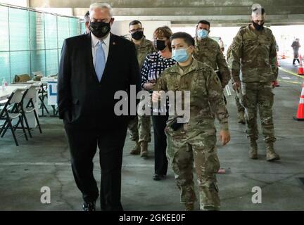 L'honorable Mario A. Guerra, aide civile du secrétaire de l'Armée, reçoit une visite des opérations sur le site de vaccination à l'Université d'État de Californie à Los Angeles, le 30 mars 2021. Le site est exploité par plusieurs organismes fédéraux et d'État, dont la Garde nationale de Californie. Banque D'Images