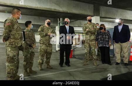 L'honorable Mario A. Guerra, aide civile du secrétaire de l'Armée, reçoit une visite des opérations sur le site de vaccination à l'Université d'État de Californie à Los Angeles, le 30 mars 2021. Le site est exploité par plusieurs organismes fédéraux et d'État, dont la Garde nationale de Californie. Banque D'Images