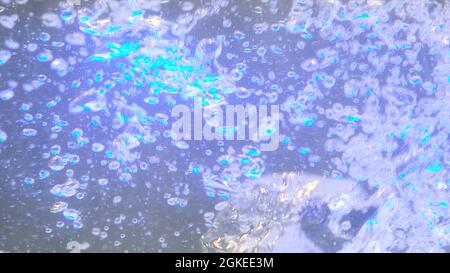 Gros plan de la bouilloire électrique en verre transparent avec de l'eau bouillante. HDR. Bulles bleues et blanches dans l'eau bouillante claire, appareils ménagers Banque D'Images