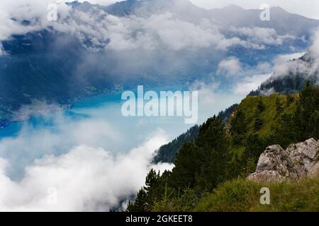 Nuages qui se balassent au-dessus du Brienzersee (lac de Brienz) et du village d'Oberried, vus des hauteurs de Schynige Platte, Oberland bernois, Suisse Banque D'Images