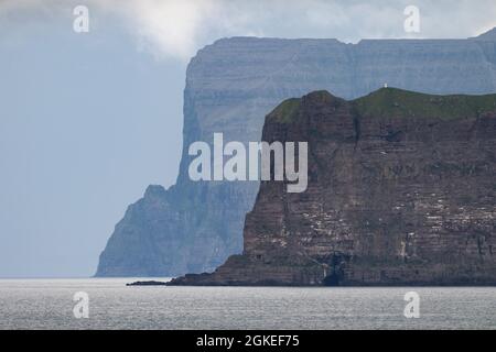 Kalsoy et Cape Enniberg, à 754 mètres, l'une des plus hautes falaises verticales du monde, Djupini, Viooy, Norouroyggjar, îles Féroé, Danemark Banque D'Images