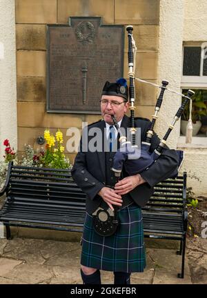 Un joueur de cornemuse joue des cornemuses au mémorial de la guerre commémore le jour de la St Valery où des soldats écossais ont été capturés au cours de la Seconde Guerre mondiale, à North Berwick, en Écosse, au Royaume-Uni Banque D'Images