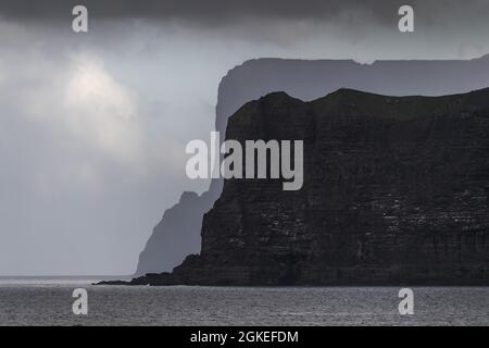 Kalsoy et Cape Enniberg, à 754 mètres, l'une des plus hautes falaises verticales du monde, Djupini, Viooy, Norouroyggjar, îles Féroé, Danemark Banque D'Images