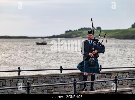 Piper joue des cornemuses à l'aube pour commémorer le jour de la St Valery lorsque des soldats écossais ont été capturés à la deuxième Guerre mondiale à North Berwick, East Lothian, en Écosse, au Royaume-Uni Banque D'Images