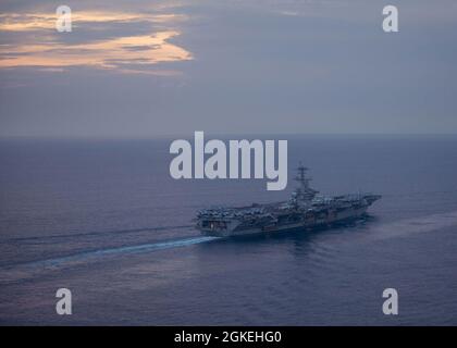 OCÉAN INDIEN (31 mars 2021) – le porte-avions USS Theodore Roosevelt (CVN 71) transite dans l'océan Indien le 31 mars 2021. Le groupe de grève des transporteurs Theodore Roosevelt est en cours de déploiement prévu dans la zone d'exploitation de la 7e flotte des États-Unis. En tant que plus grande flotte déployée à l’avant de la Marine américaine, la 7e flotte opère et interagit régulièrement avec 35 nations maritimes tout en effectuant des missions pour préserver et protéger une région Indo-Pacifique libre et ouverte. Banque D'Images