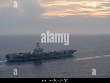 OCÉAN INDIEN (31 mars 2021) – le porte-avions USS Theodore Roosevelt (CVN 71) transite dans l'océan Indien le 31 mars 2021. Le groupe de grève des transporteurs Theodore Roosevelt est en cours de déploiement prévu dans la zone d'exploitation de la 7e flotte des États-Unis. En tant que plus grande flotte déployée à l’avant de la Marine américaine, la 7e flotte opère et interagit régulièrement avec 35 nations maritimes tout en effectuant des missions pour préserver et protéger une région Indo-Pacifique libre et ouverte. Banque D'Images