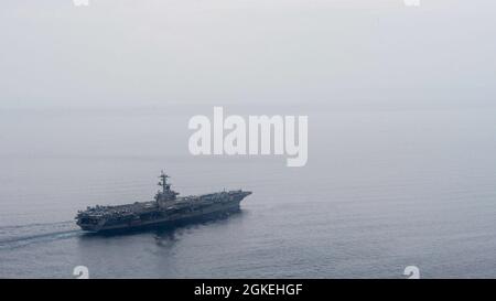 OCÉAN INDIEN (31 mars 2021) – le porte-avions USS Theodore Roosevelt (CVN 71) transite dans l'océan Indien le 31 mars 2021. Le groupe de grève des transporteurs Theodore Roosevelt est en cours de déploiement prévu dans la zone d'exploitation de la 7e flotte des États-Unis. En tant que plus grande flotte déployée à l’avant de la Marine américaine, la 7e flotte opère et interagit régulièrement avec 35 nations maritimes tout en effectuant des missions pour préserver et protéger une région Indo-Pacifique libre et ouverte. Banque D'Images