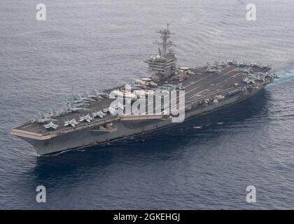 OCÉAN INDIEN (31 mars 2021) – le porte-avions USS Theodore Roosevelt (CVN 71) transite dans l'océan Indien le 31 mars 2021. Le groupe de grève des transporteurs Theodore Roosevelt est en cours de déploiement prévu dans la zone d'exploitation de la 7e flotte des États-Unis. En tant que plus grande flotte déployée à l’avant de la Marine américaine, la 7e flotte opère et interagit régulièrement avec 35 nations maritimes tout en effectuant des missions pour préserver et protéger une région Indo-Pacifique libre et ouverte. Banque D'Images