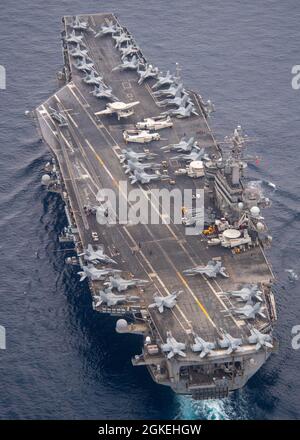 OCÉAN INDIEN (31 mars 2021) – le porte-avions USS Theodore Roosevelt (CVN 71) transite dans l'océan Indien le 31 mars 2021. Le groupe de grève des transporteurs Theodore Roosevelt est en cours de déploiement prévu dans la zone d'exploitation de la 7e flotte des États-Unis. En tant que plus grande flotte déployée à l’avant de la Marine américaine, la 7e flotte opère et interagit régulièrement avec 35 nations maritimes tout en effectuant des missions pour préserver et protéger une région Indo-Pacifique libre et ouverte. Banque D'Images