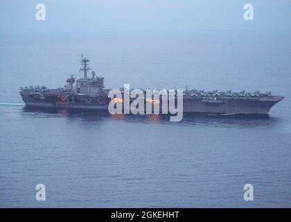 OCÉAN INDIEN (31 mars 2021) – le porte-avions USS Theodore Roosevelt (CVN 71) transite dans l'océan Indien le 31 mars 2021. Le groupe de grève des transporteurs Theodore Roosevelt est en cours de déploiement prévu dans la zone d'exploitation de la 7e flotte des États-Unis. En tant que plus grande flotte déployée à l’avant de la Marine américaine, la 7e flotte opère et interagit régulièrement avec 35 nations maritimes tout en effectuant des missions pour préserver et protéger une région Indo-Pacifique libre et ouverte. Banque D'Images