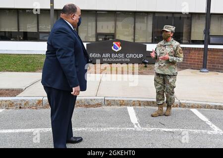 DaN Rivera, PDG de MassDevelopment, s'adresse au colonel Katrina Stephens, commandant de l'installation, lors d'une visite à la base aérienne de Hanscom, Mass., mars 31. Au cours de sa visite, Rivera a appris le travail effectué à Hanscom, visité la base et discuté des possibilités de partenariat. Banque D'Images