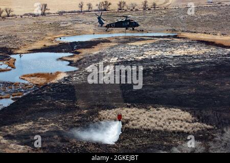 Les membres de la Garde nationale de l'Utah 2-211e Bataillon de l'aviation de soutien général volant dans deux HÉLICOPTÈRES UH-60 Black Hawk larlent des seaux d'eau sur le feu du complexe East Myton dans le comté de Duchesne le 31 mars 2021. Banque D'Images