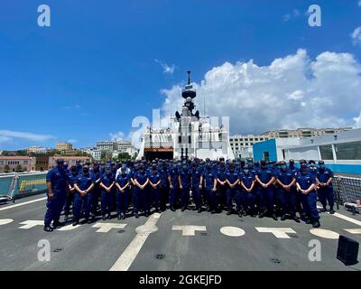 Vice ADM. Steven Poulin, commandant de la zone de l'Atlantique de la Garde côtière américaine, et le chef de commandement principal Devin Spencer, visitent le Cutter de sécurité nationale de classe Légende USCGC Hamilton (LMSM 753) à San Juan, Porto Rico, le 31 mars 2021, avant leur départ pour le transport de l'Atlantique Nord vers l'Europe. Hamilton escorte les coupeurs à réaction rapide à travers l’Atlantique avant d’effectuer une patrouille dans la zone de la sixième flotte de la marine des États-Unis, chargée de maintenir la sécurité maritime aux côtés des alliés et partenaires de l’OTAN. Banque D'Images