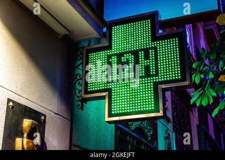 Affiche de la Croix verte de la pharmacie illuminée. 12 h douze heures Banque D'Images