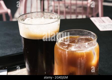 Deux verres de café de préparation froide, l'un avec du nitro et l'autre avec du lait. Banque D'Images