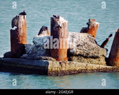 Jetée en ruines. Support de jetée rouillé. Support de jetée rouillé détruit. Mer Caspienne. Kazakhstan. Région de Mangistau. 08 octobre. 2019 ans. Banque D'Images