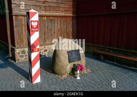 Pierre commémorative à l'église en bois, Giby, Podlaskie, Pologne Banque D'Images