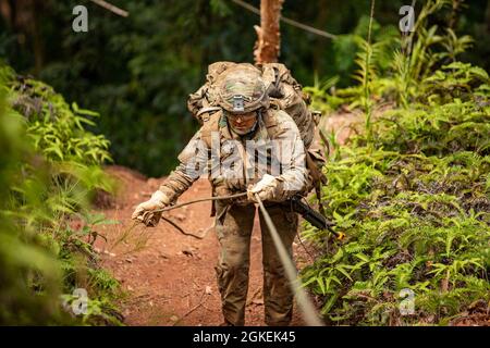 Le 1er lieutenant Brianne Hanley de la 3e Brigade d'infanterie combat, la 25e Division d'infanterie fait des rappels au cours de leur exercice culminant (CULEX) le dixième jour du cours d'instruction Jungle Operations Training course (JOTC) à East Range, Hawaii, le 31 mars 2021. Des dirigeants et des soldats de la 25e division d'infanterie assistent au JOTC afin de se familiariser et de se certifier avec les tactiques, techniques et procédures d'opération de la jungle nécessaires pour combattre, gagner et survivre dans n'importe quel environnement tropical de la jungle. Banque D'Images