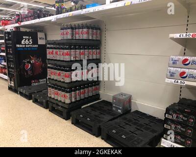 Tenterden, Kent, Royaume-Uni. 14 septembre 2021. Plusieurs allées de ce supermarché montrent des signes de pénurie sur certains produits. Vider l'allée des boissons gazeuses. Crédit photo : Paul Lawrenson /Alay Live News Banque D'Images