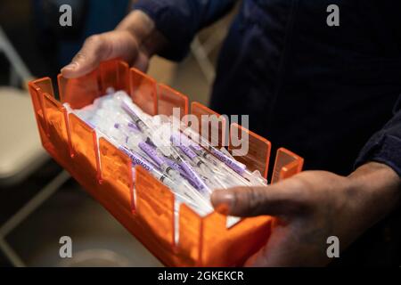 210331-N-EG940-1048 NORFOLK (31 mars 2021) des seringues de vaccin Covid-19 sont transportées à bord du navire d'assaut amphibie de classe Wasp USS Kearsarge (LHD 3) le 31 mars 2021. L'équipe médicale Kearsarge, assistée par l'équipe chirurgicale de la flotte 2, 4 et 8, a traité plus de 900 marins et marins par l'intermédiaire des stations de vaccination Covid-19. Banque D'Images