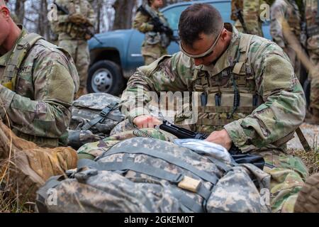 Sgt. Ronald Roden de 1ère classe nettoie son arme pendant quelques temps d'arrêt au concours du meilleur guerrier de fort KNOX et de la première division de l'armée de terre de 2021, le 31 mars 2021, à fort KNOX, Ky. Roden a gagné la compétition en remportant les événements fort KNOX et Division East. Banque D'Images