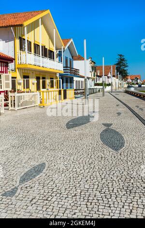 Maisons typiques de Palheiros, plage de Costa Nova, Aveiro, Venise du Portugal, littoral de Beira, Portugal Banque D'Images