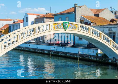 Pont de Carcavelos au-dessus du canal de Sao Roque, Aveiro, Venise du Portugal, littoral de Beira, Portugal Banque D'Images