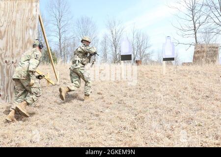 Sgt. 1er classe Ronald Roden, observateur, entraîneur et entraîneur affecté à la 188ème Brigade d'infanterie, participe à l'épreuve d'effort lors de la compétition Best Warrior 2021 à Steels Range à fort KNOX, Kentucky, mars 31. Banque D'Images