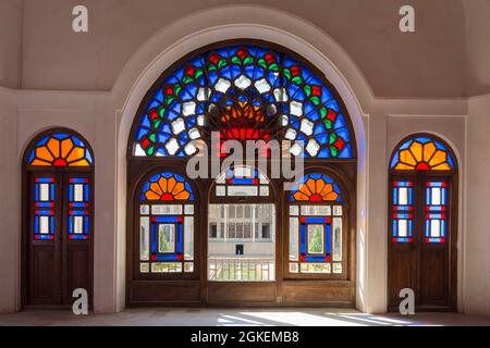 Maison Tabatabai, salle à cinq portes, vitraux, Kashan, province d'Ispahan, République islamique d'Iran Banque D'Images