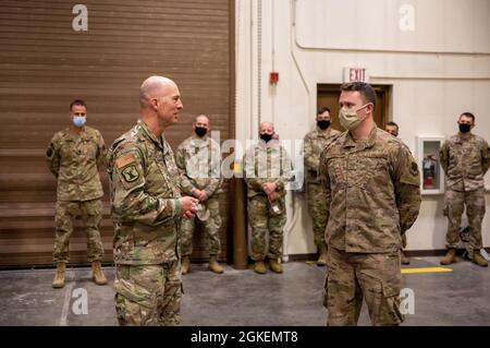 Bang. Le général Tim Donnellan, Adjutant adjoint général-Air, et le chef Kelly Bonjovi, chef de commandement de la Garde nationale aérienne de l'Idaho, visitent le 266e Escadron de répartition pour participer à une coupe de ruban du nouvel environnement de cyberformation permanente de la RANS, le 31 mars 2021 à la base aérienne de Mountain Home, dans l'Idaho. Le RANS 226 soutient le DoD grâce à une formation de classe mondiale sur les émetteurs de menaces et la gestion de la bataille aérienne. Banque D'Images