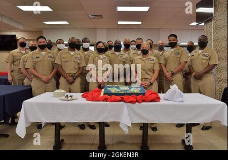 DIEGO GARCIA, territoire britannique de l'océan Indien (1er avril 2021) – les petits officiers en chef posent pour une photo de groupe à l'occasion du 128e anniversaire des petits officiers en chef de la marine américaine lors d'une célébration à bord du centre de soutien de la marine américaine Diego Garcia le 1er avril 2021. NSF Diego Garcia fournit un soutien logistique, de service, récréatif et administratif aux forces américaines et alliées déployées vers l'océan Indien et le golfe Arabique. Banque D'Images