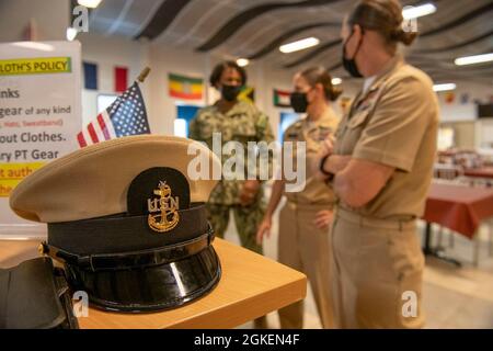 CAMP LEMONNIER, Djibouti (1er avril 2021) — les petits officiers en chef de la marine américaine (CPO) stationnés au Camp Lemonnier, Djibouti, présentent un gâteau en l'honneur du 128e anniversaire de CPO au Dorie Miller Galley le 1er avril 2021. Le grade de CPO a été officiellement établi le 1er avril 1893. Le camp Lemonnier est une installation opérationnelle qui permet aux forces américaines, alliées et partenaires d'être là et quand elles sont nécessaires pour assurer la sécurité en Europe, en Afrique et en Asie du Sud-Ouest. Banque D'Images